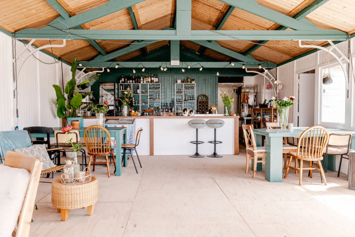 onze-nieuwe-beachbar-zus-zo-aan-zee.jpg